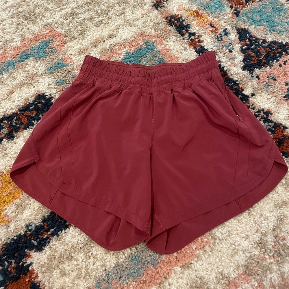 Great condition LuluLemon Hotty Hot 4” Mid-rise ❤️